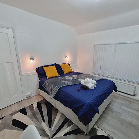 Luxury Double Bed With Private Bathroom, Netflix, Work Space And Wifi Leeds  Exterior foto