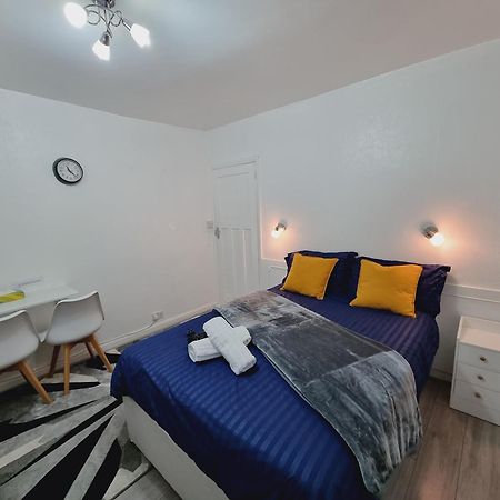 Luxury Double Bed With Private Bathroom, Netflix, Work Space And Wifi Leeds  Exterior foto